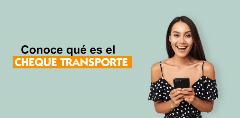 chica con móvil en la mano con cara de sorpresa