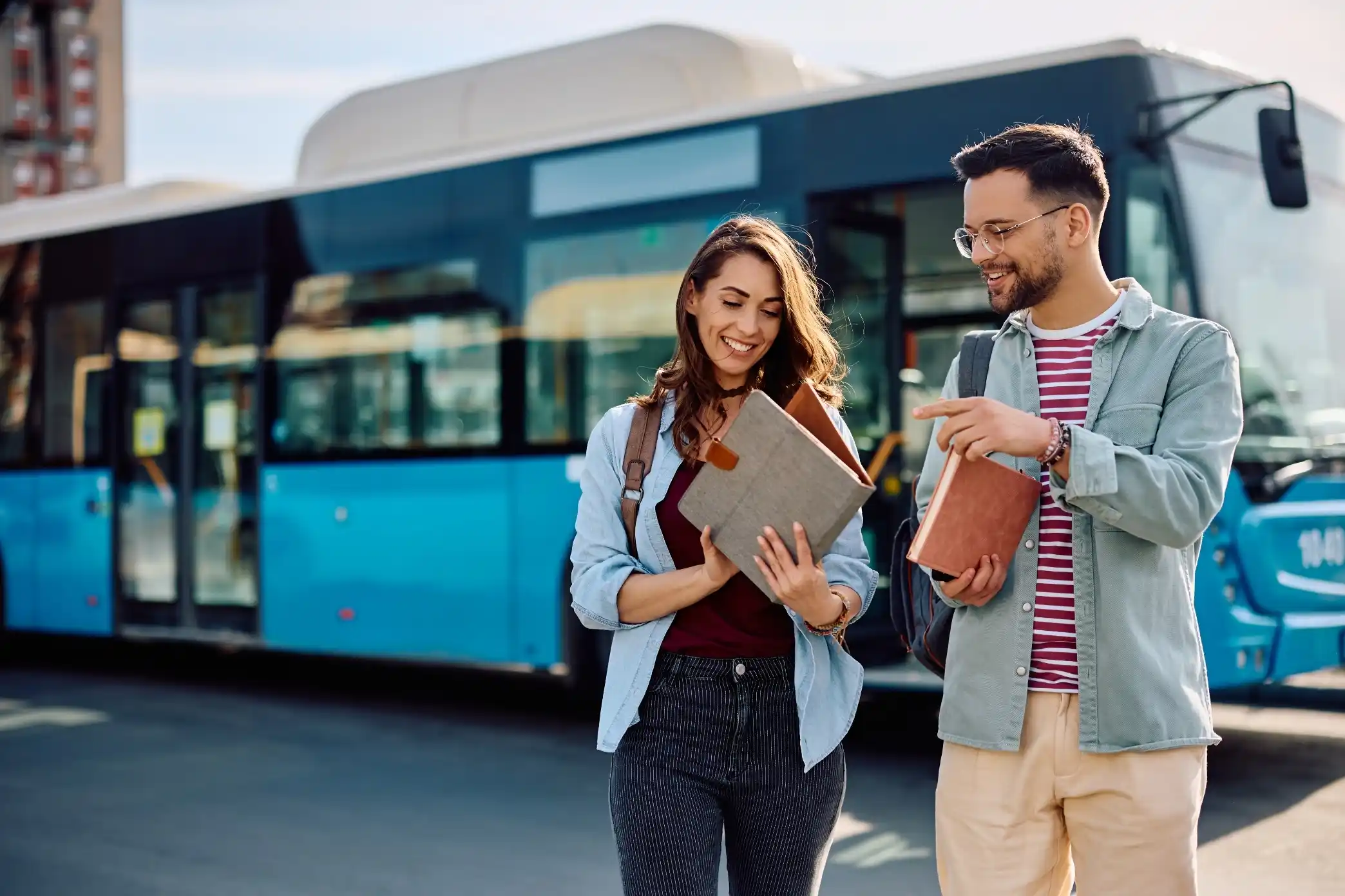 empleados llegando a la oficina en transporte publico