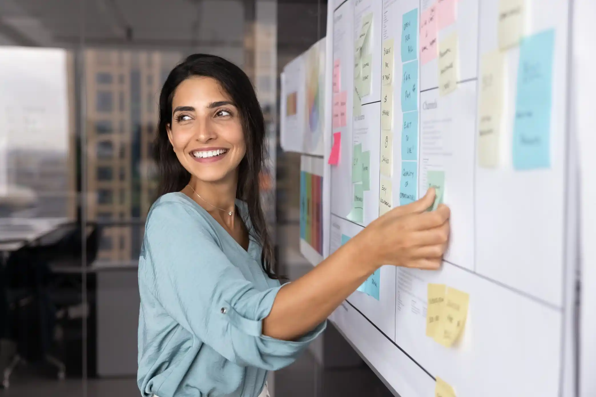 mujer post-its oficina